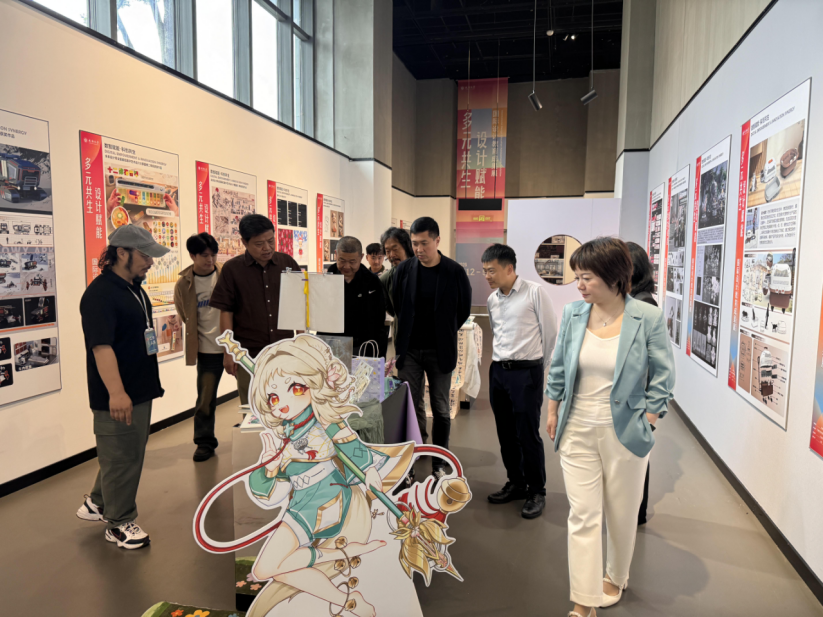 与会嘉宾参观“多元共生·设计赋能”国际设计教育成果展
