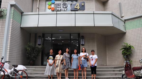 美设女生宿舍楼前合影.jpg 美设女生宿舍楼前合影.jpg