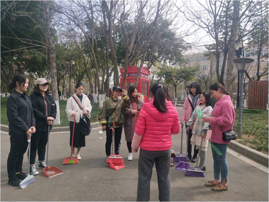 吴老师打扫之前开会.jpg 吴老师打扫之前开会.jpg