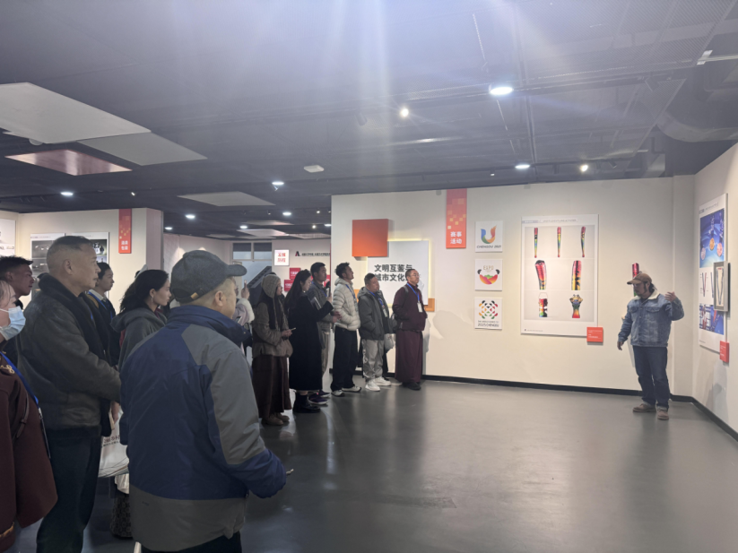 西部非遗文旅乡村振兴高研班参观成都东盟美术馆